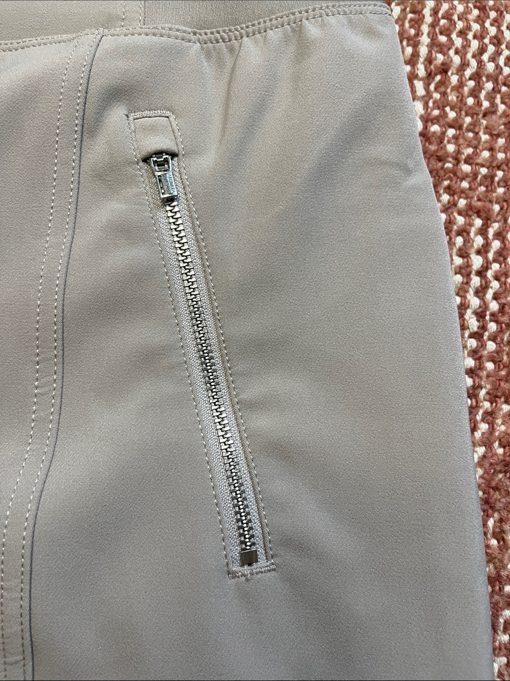 Athleta Endless High Rise Cargo Pants Tan Women’s Size 14 EUC - Picture 4 of 10